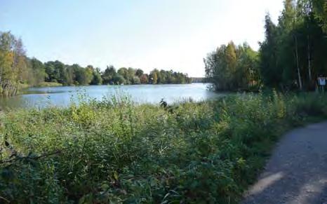 Området omges av villa- och radhusbebyggelse. H Området är planlagt som park enligt ändring av stadsplan från 1955 och 1975. Huddinge kommun äger marken.