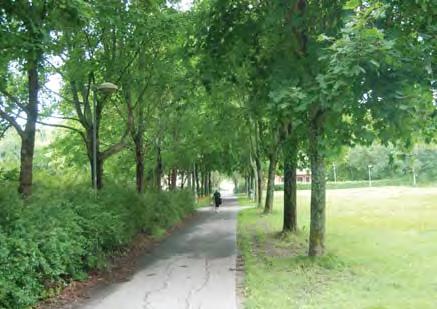 Vårbyparken har karaktär av en 60- talspark med kortklippta gräsmattor, öar med naturmark, lekplatser och idrottsplats. Parken innehåller flera gångstråk, ofta med träd på ömse sidor av gångvägen.