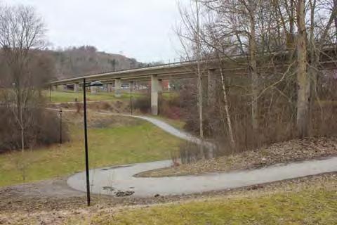 Genom Vårbyparken finns ett slingrande naturparti och ravin. Tunnelbanan går på pelare genom parken. Tall, rönn, björk och gran finns i växtmaterialet.