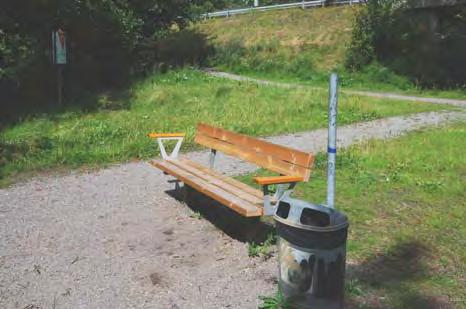 Parken gränsar till en villatomt söderut.