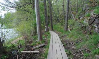 Via Bondevägen är det möjligt att promenera längs en trevlig sträcka vid Drevviken.