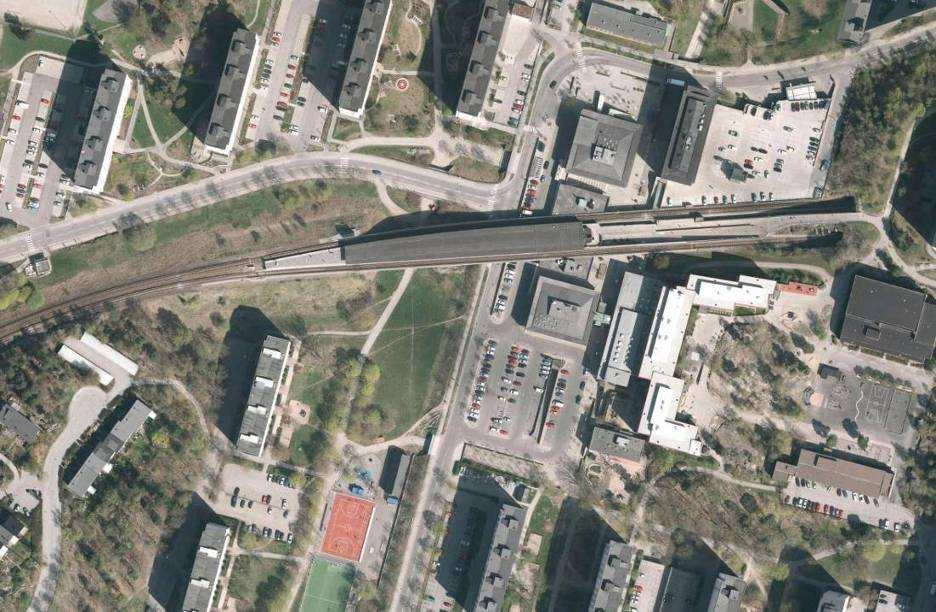 Sida 6 (24) förslag, men ville se en omarbetning av förslaget då ett punkthus om 14-16 våningar inte bedömdes tillföra de urbana kvaliteter som dagens Bredäng behöver.