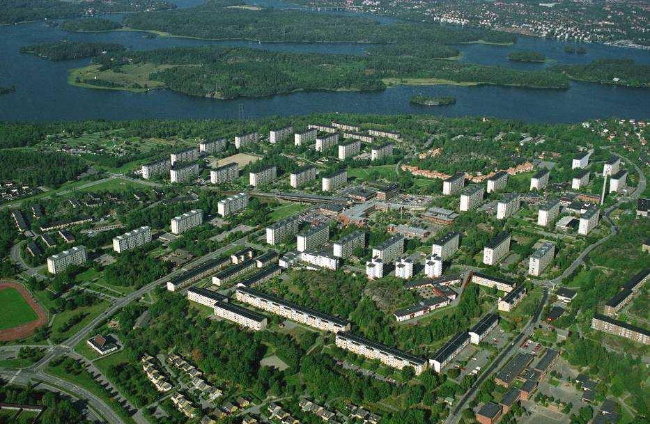 Sida 8 (24) planskilda gång- och cykelstråk. Kring centrum och tunnelbanan placerades flerfamiljshus ut inom en radie av 1,5 km, längre ut byggdes villor, radhus och kedjehus.