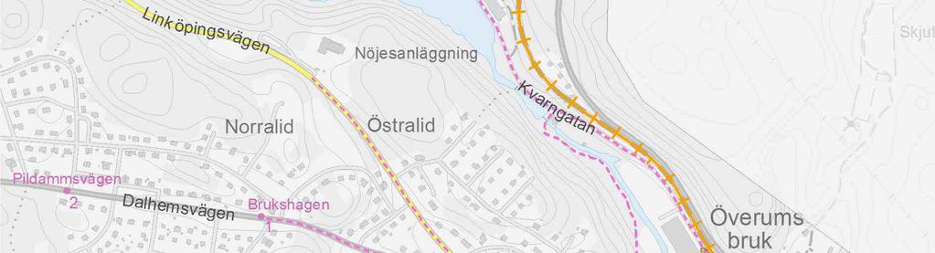 Parkeringen bakom vårdcentralen och parkeringen på andra sidan ån kan planeras om och göras mer tillgängliga för exempelvis pendlare.