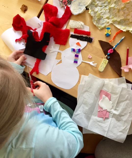 Vinterpyssel 4a fick pyssla tillsammans med ettorna på skolans gemensamma pysseldag. Vi gjorde snögubbar med dinglande snöflingor på.