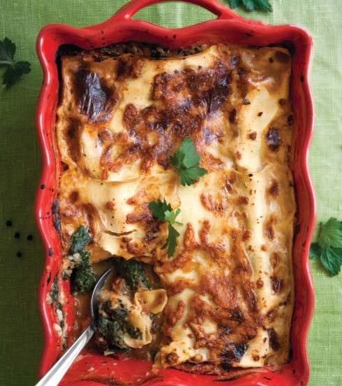 VEGETARISK LASAGNE MED SPENAT OCH KESO RECEPT Ca tim pkt färska lasagneplattor Tomatsås gula lökar 3 vitlöksklyftor Olivolja* burk hela tomater ½ tsk torkad oregano* ½ tsk torkad basilika* krm