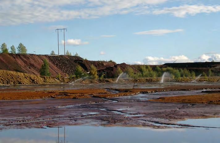 Området till höger om den vattenfyllda bassängen har provtäckts med metallhydroxidslam och morän.