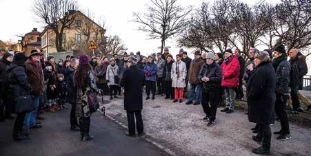 Samfundet S:t Erik har satt upp en kulturhusskylt på fasaden. Många hade kommit till Fjällgatan för att vara med då Fogelströmåret inleddes.