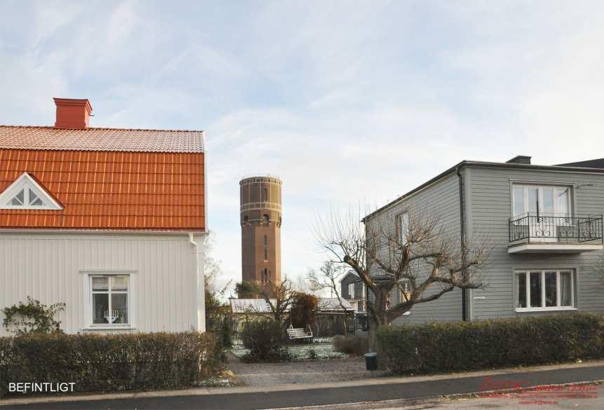 Vy 3: från Bergsgatan Bild: före Nuläge/nollalternativ: Gamla vattentornet är på vissa platser framträdande mellan byggnaderna i bebyggelsekvarteret.