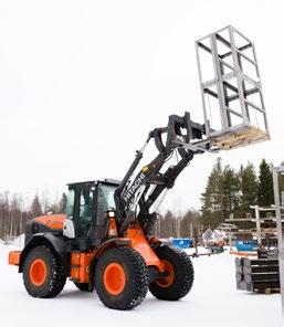 Ofta förvaras det i höga ställ utanför FeRex tillverkningslokaler. Därför behöver vår hjullastare vara stark och kunna lyfta högt.