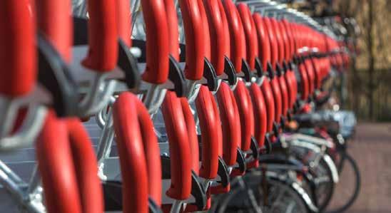 Med en lätt rörelse, och med hjälp av gasfjädring, lyfter man enkelt den övre cykeln på