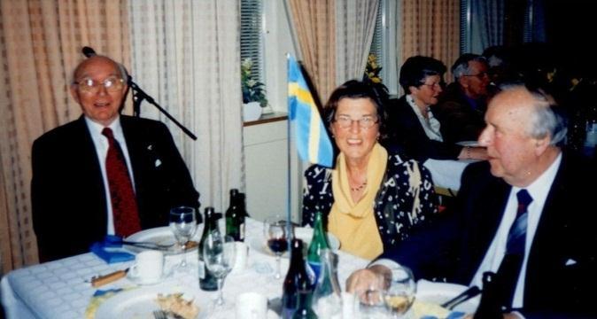 Festen avslutades med dans till orkestern Te åra. Firande SPF Tingvalla 30 år Ordf.Erik Norrhem, Marianne Thelander SPF Solsta och Torsten Svensson SPF Milan inför 30-årsjubileet.