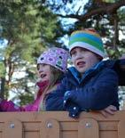 Från scenen i parken arrangeras under sommaren gratis familjeunderhållning med uppträdande av såväl välkända artister som lokala förmågor.