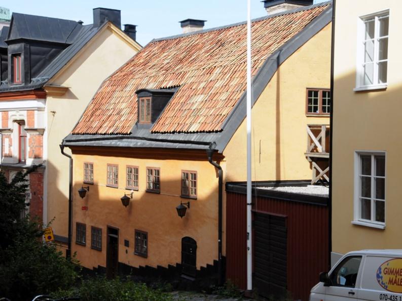 Par Bricole-Bellmanhuset I hjärtat av Södermalm, vid Götgatsbacken.... med adress Urvädersgränd 3 ligger Bellmanhuset.