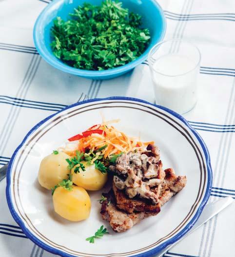 FLÄSKKOTLETTER MED KRÄMIG SVAMP OCH HÖSTSALLAD RECEPT Ca 0 min Ca 600 gram fläskkotlett tsk torkad rosmarin* Salt och svartpeppar* Olivolja och smör* 800 gram fast potatis ½ kruka persilja Krämig