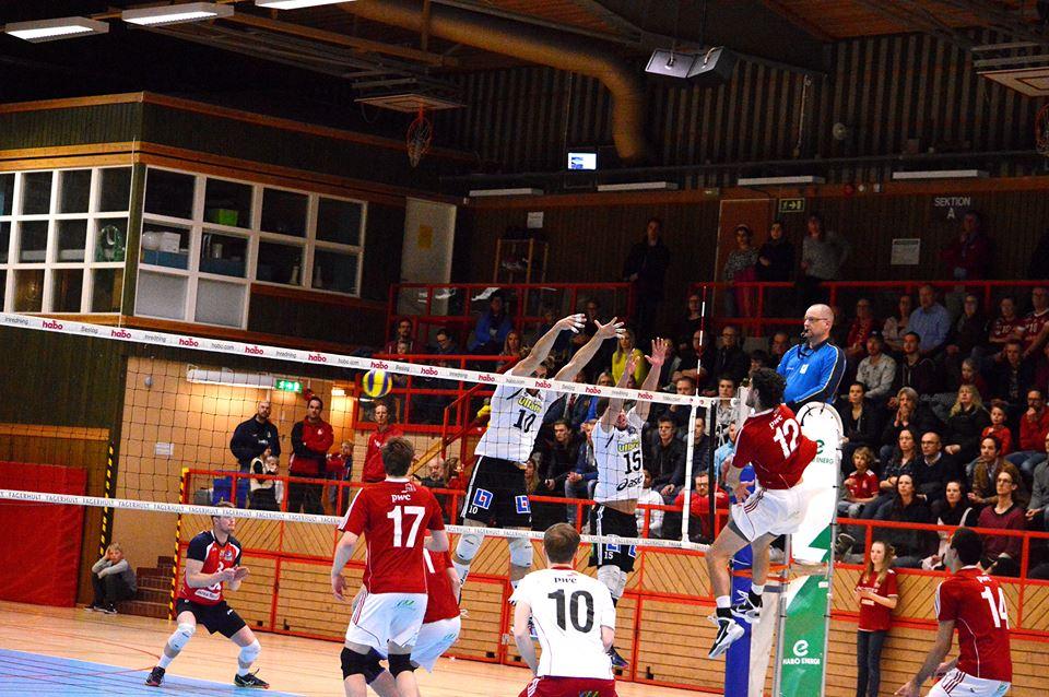 Bild 3 Habo Joren Zeeman vinner ett anfall påhejad av publiken i en fullsatt Habo Sporthall under den första kvartsfinalen.