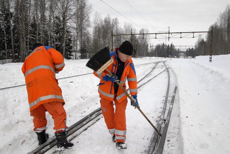 RÅD 23 (30) Korsning med rörlig spets För korsning med rörlig spets gäller att hålla området kring spetsen samt drag- och kontrollstänger fria från snö och is.