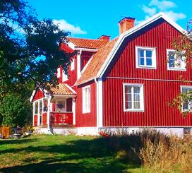 Upplev Ridön Läs mer på upplevridon.se Bo på Ridön Nu kan du äntligen bo på vandrarhem och hyra stuga på Ridön. Hyr hela Ridö Gård eller boka rum för en natt.