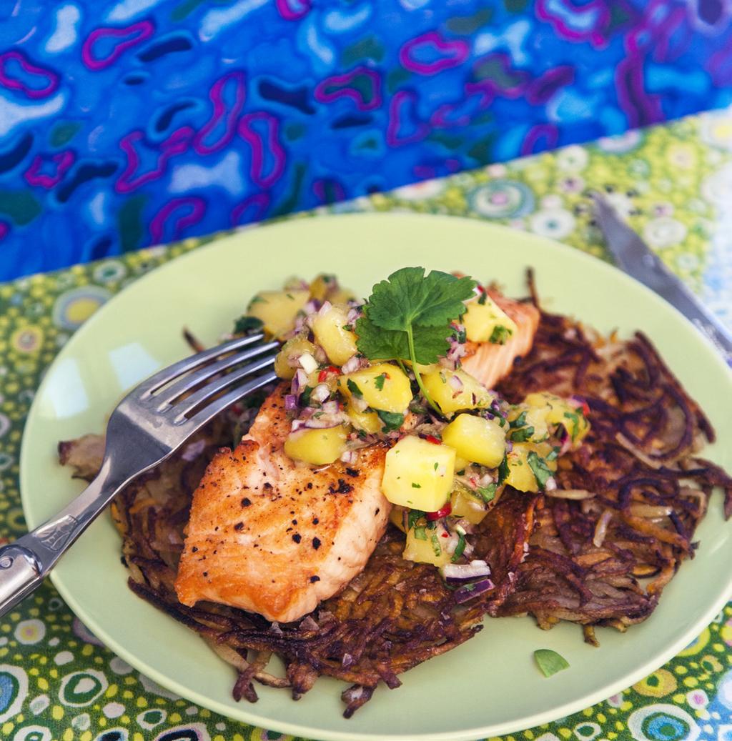 LAX MED SÖTPOTATISRÖSTI OCH MANGOSALSA RECEPT Ca 3 min Lax Ca 00 gram tinad laxfilé Olivolja* Mangosalsa förp tinad mango krm salt* msk riven ingefära ½ kruka koriander ½ rödlök msk olivolja* Saft