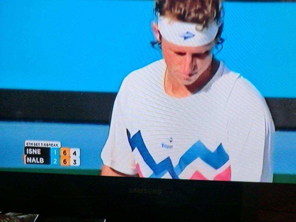 Australien Open är inne på sin tredje dag. Nu på morgonen är det kväll i Melbourne så Eurosport visar då på TV bl a matchen mellan Isner, USA och Nalbandian, Argentina (här på bilden).