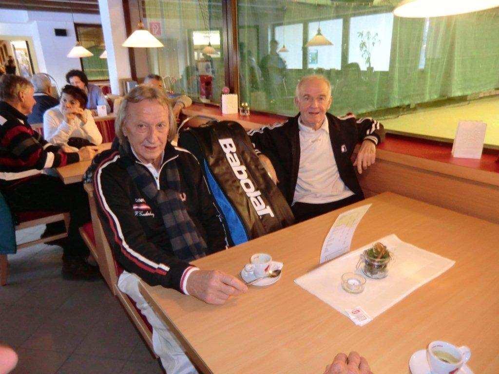 Några matcher i herrdubbel spelas trots allt i hallen. Här väntar legendaren Peter Pokorny till höger med sin dubbelpartner Hans Gradischnig på att de skall få komma in på banan.