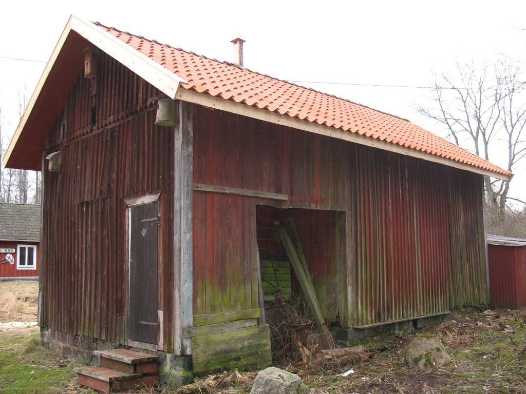 Efter åtgärd Södra fasaden efter renovering Här återanvändes de befintliga takteglet.