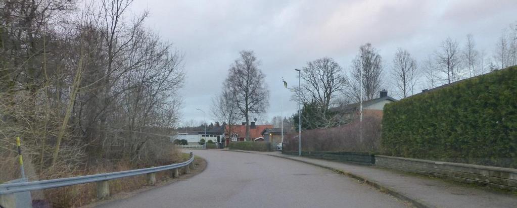 svänga åt vänster. Högsta tillåtna hastighet på Göteborgsvägen är 30 km/tim.