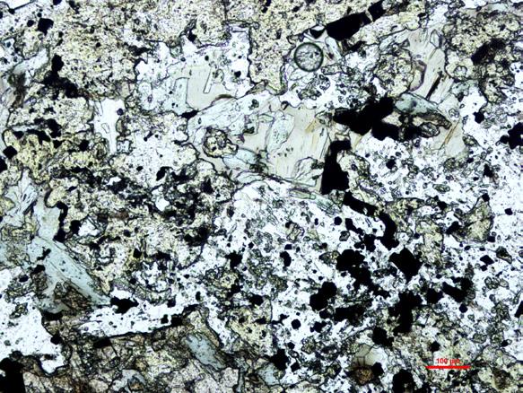 Opaka faser i koppar-guldmineralseringen, mt=magnetit, rt=rutil, py=svavelkis, kk=kopparkis.