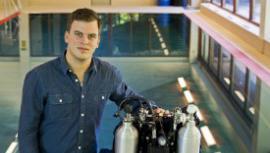 2. Att jobba som ingenjör inom maskinteknik Eddie Thelandersson Jobbar som: Mekanikingenjör på Poseidon Diving Systems i Göteborg Utbildning: Tekniskt program, Maskinteknik på Chalmers Tekniska
