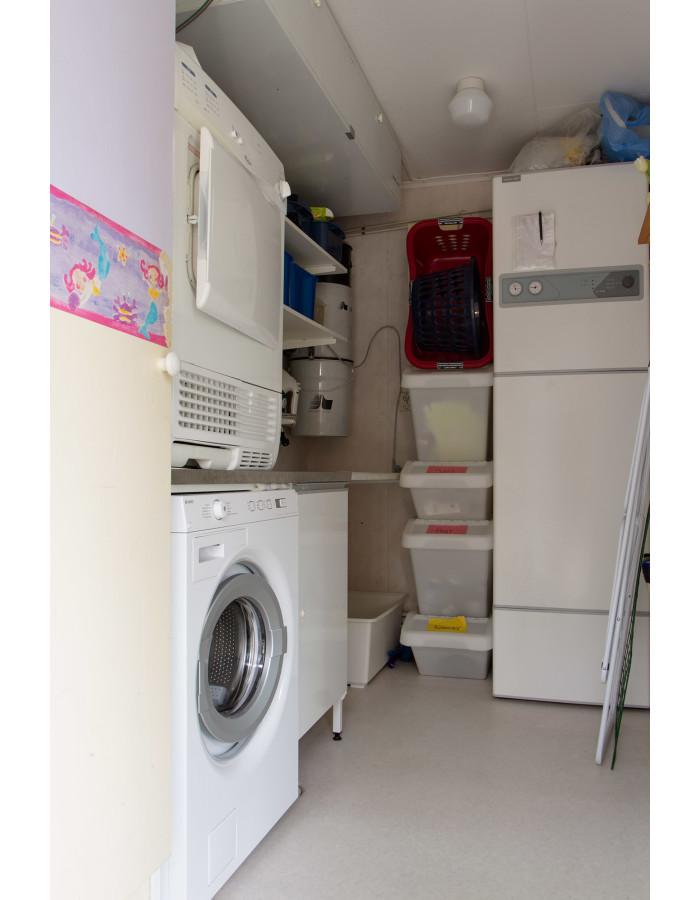 Tvättstuga Tvättstuga med tvättmaskin (Asko 2014), torktumlare (äldre) samt