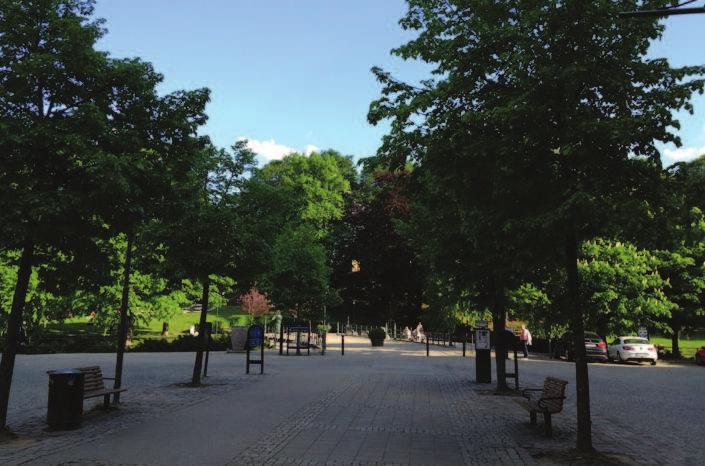 Stadsparken finns direkt utanför planområdet och Annelundsparken 450 meter åt öster. Entrén till bostäderna i höghuset ligger i direkt anslutning till stråket utmed Viskan.