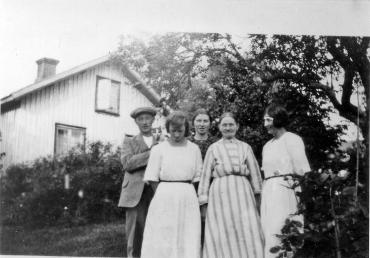 Syskonen Anders Hallsten, Hilma och Anna Andersson, samt deras mor Betty Andersson, (född Johansson), Kopperud nr