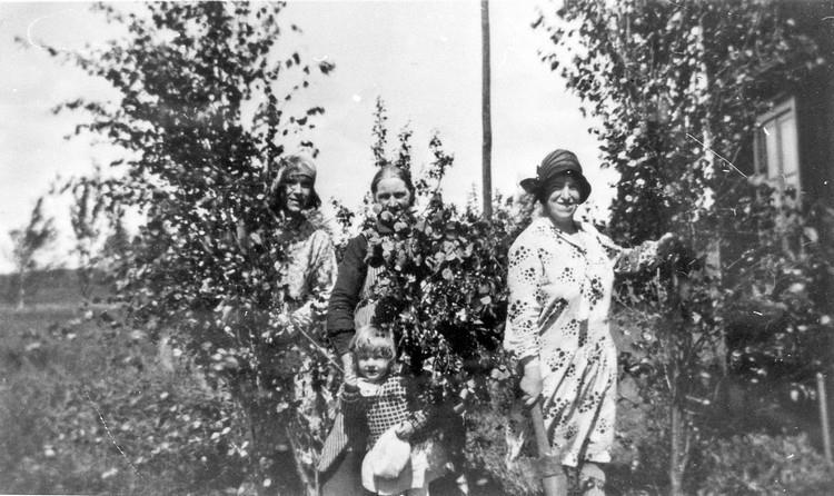 Linnéa Larsson, Betty Andersson, Olga Larsson, Inger (Linneas dotter) taget i Kopperud