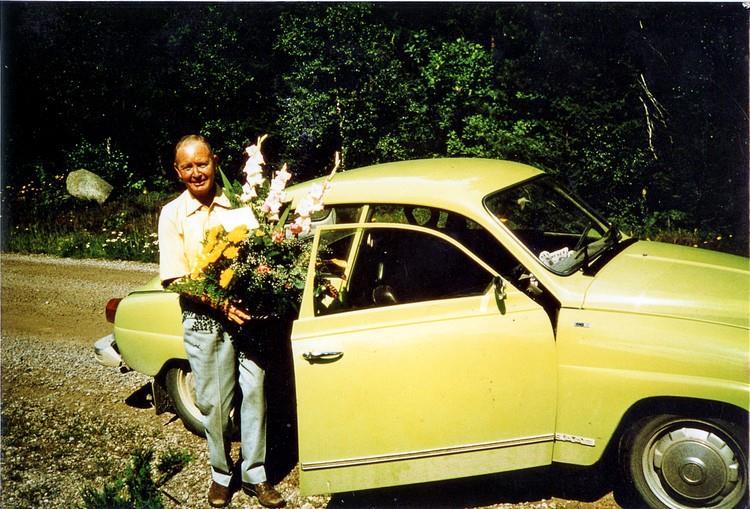 Postbärare Brindner avtackas med blommor