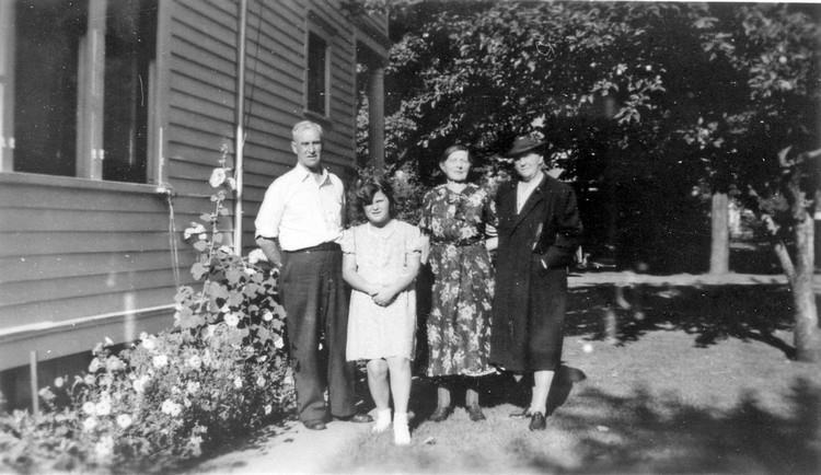 Carl Möller från Kopperud nr. 10, Torpet, Alma Möller hans fru t.h., okänd flicka, Laura Johnson från Kopperud nr 7, Gamla tomten. Foto från USA i slutet av 1930-talet.