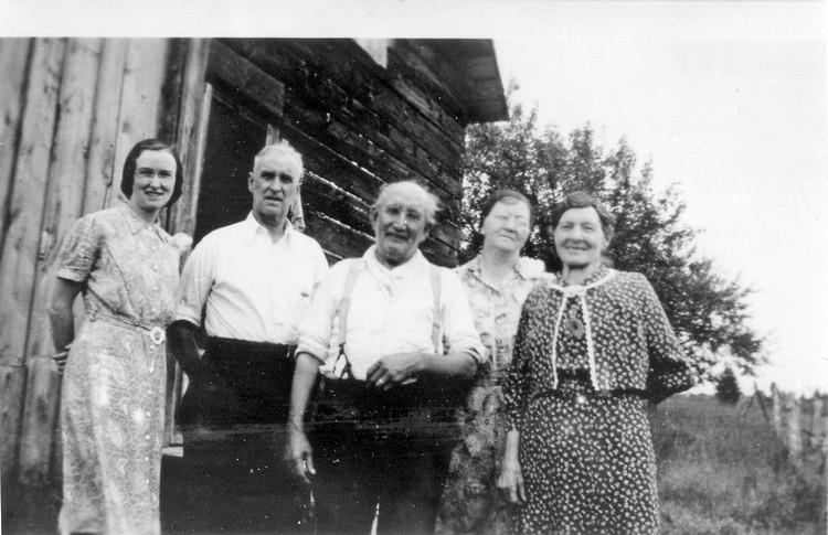 Ruth Möller (dotter) Karl Möller (far) från Kopperud nr.10, Torpet, Jonatan, Alma Möller (mor) från Kopperud. Laura Johnson från Kopperud nr. 7, Gamla tomten. Foto från USA.