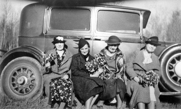 Laura Johnson, född i Kopperud nr 7, Gamla tomten, med sonhustru Grace Johnson och två okända. Foto från USA omkring 1930.
