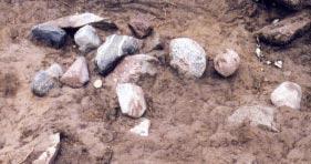 plastpresenningar. Objekt 1 (Anläggning 1) bedömdes vid besiktningstillfället i april 2002 som en kraftigt skadad stensättning.