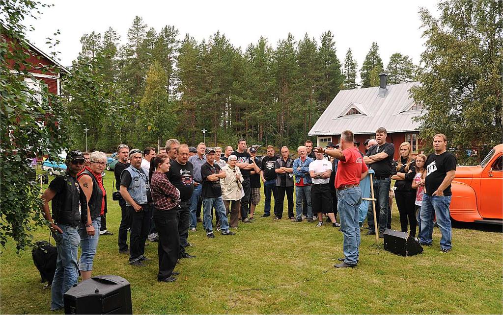 Förarmöte i lövsalen vindstilla, varm och ännu grön.