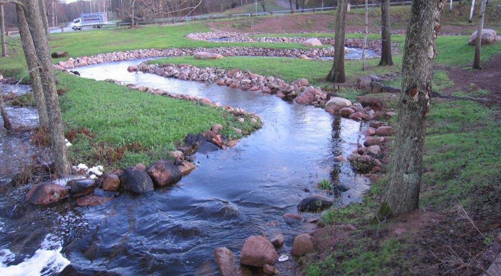 Handlingslinje för grön infrastruktur, ekologisk hållbarhet Figur 4. Omlöp i Tranås; exempel på en bra åtgärd för att stärka den gröna infrastrukturen. Foto Per Säverot.