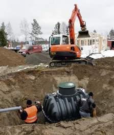 Lägg ut infiltrationsrören Jämna ut schaktets botten som underlag för makadamlagret. På schaktets botten lägger du ett 35 cm tjockt lager av tvättad makadam med kornstorlek 16 32.