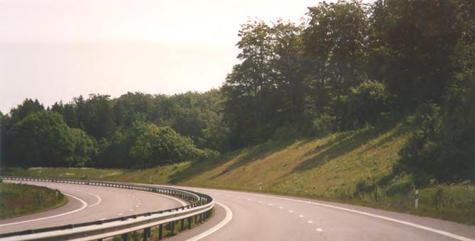 Åtgärder med terränganpassning och åkerhöjning utanför vägområdet bör övervägas om vägbankens höjd överstiger 1,2 m.