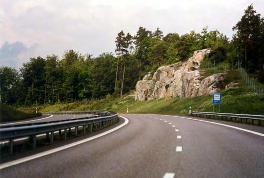 Normalt ställs bergskärningar i lutning 5:1-2:1 men flackare och brantare lutningar förekommer.