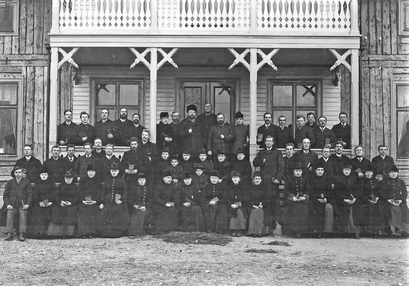 Helgelseförbundets evangelistkurs på Götabro år 1892. I mitten, på verandan, står kursens lärare. Från vänster Hilma Schedin, Au