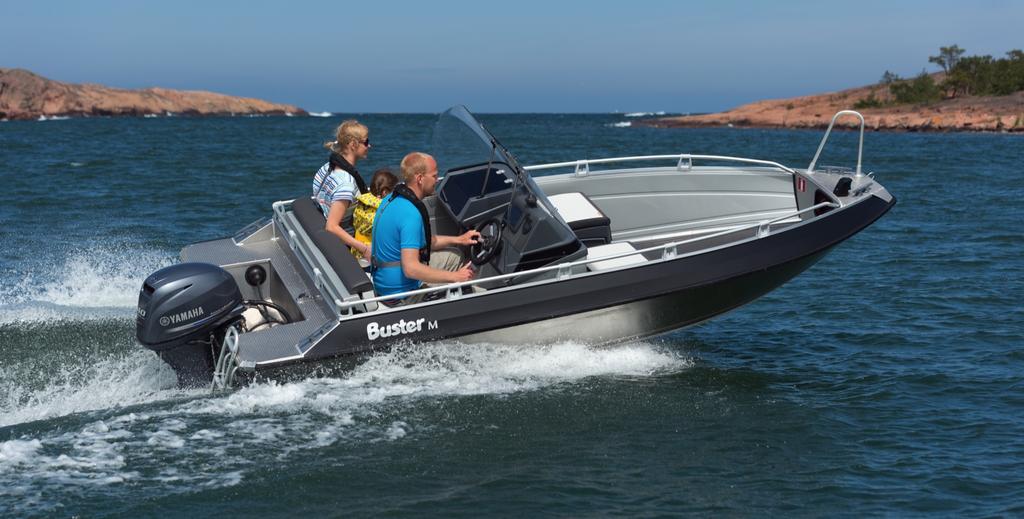 Buster M: den lilla båten med den stora känslan Buster M är 2015 båtsäsongens "lilla" stora nyhet. Vi har förfinat körupplevelsen, sjöegenskaperna, mångsidigheten samt komforten ombord.