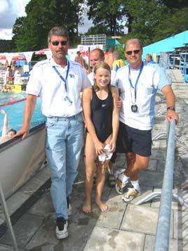 Första individuella medaljen för 13 åriga Sara Crifält. Här klämd mellan 200 kg coach... PA o Håna Guld blev det även till våra yngsta killar på 4x200.