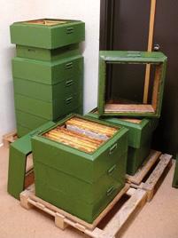 Mellanlagring, transport av honung från bigård till utrymme för slungning Fara Lagstiftningens krav Branschens rekommendationer Att damm och andra främmande partiklar, bin eller andra insekter följer