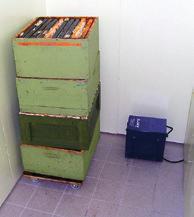 Kärl med honung som lagras utanför rent rum/utomhus eller under tak/presenning ska avtorkas innan de tas in i tapprum för värmning/tömning.