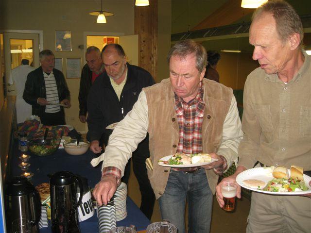 Bror Stenberg Arvika TK till vänster håller sig till enbart vin i alla fall! Mat och dryck räcker länge.