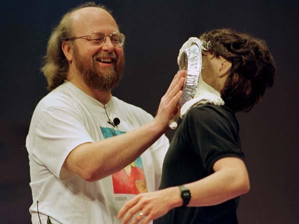 Historia: Oak 2 32 Ville ha ett objektorienterat programmeringsspråk C++ sågs som problematiskt James Gosling